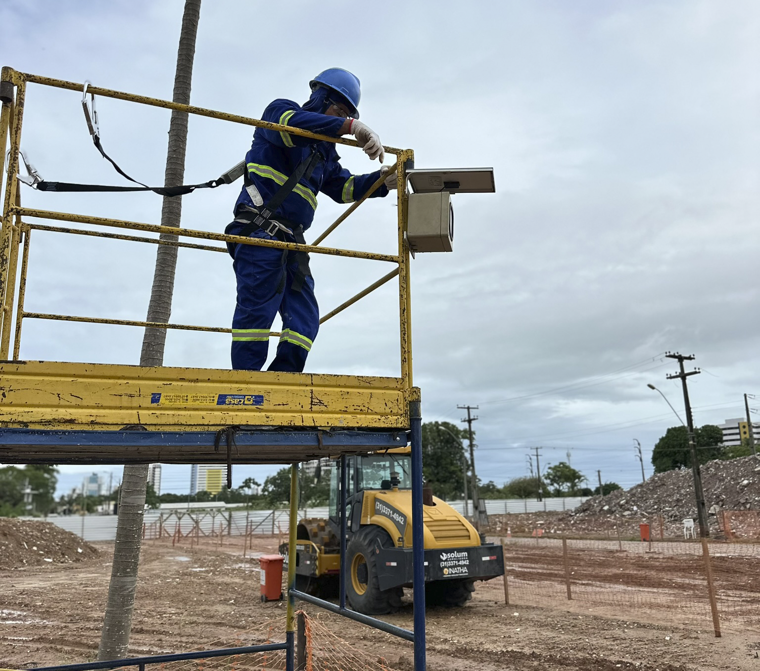 Equipe de engenharia operando equipamento em campo